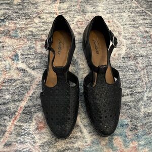 Trotters Shoes | Women | Leather open weave flats | Size 9